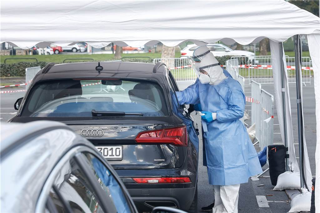 Corona-Schnelltests werden in Dortmund knapp - aber nur im Handel Im Drive-In-Testzentrum ist der Vorrat an Testkits noch gut gefüllt. Das Angebot der Bürgertestzentren ist laut AVWL nicht in Gefahr. (Archiv)