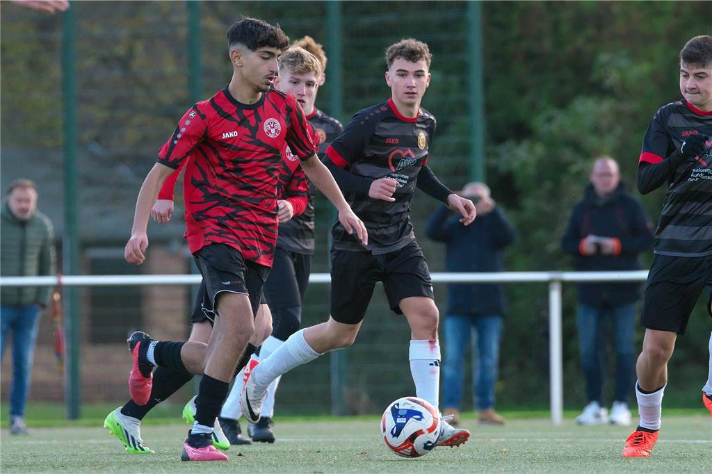 Im Duell der Ligakonkurrenten setzte sich die Spvgg. Erkenschwick überraschend deutlich gegen den SV Schermbeck durch. 4:0 stand es am Ende des Kreispokal-Finales der B-Junioren.