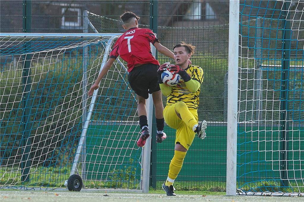 Im Duell der Ligakonkurrenten setzte sich die Spvgg. Erkenschwick überraschend deutlich gegen den SV Schermbeck durch. 4:0 stand es am Ende des Kreispokal-Finales der B-Junioren.