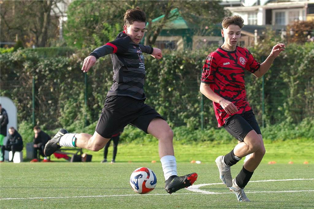 Im Duell der Ligakonkurrenten setzte sich die Spvgg. Erkenschwick überraschend deutlich gegen den SV Schermbeck durch. 4:0 stand es am Ende des Kreispokal-Finales der B-Junioren.