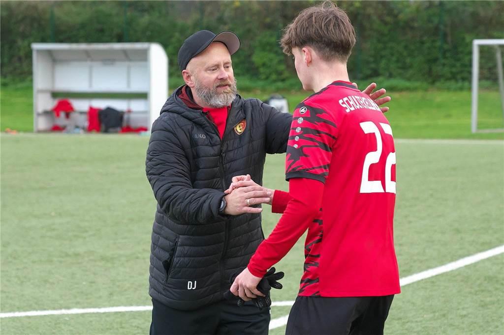 Im Duell der Ligakonkurrenten setzte sich die Spvgg. Erkenschwick überraschend deutlich gegen den SV Schermbeck durch. 4:0 stand es am Ende des Kreispokal-Finales der B-Junioren.