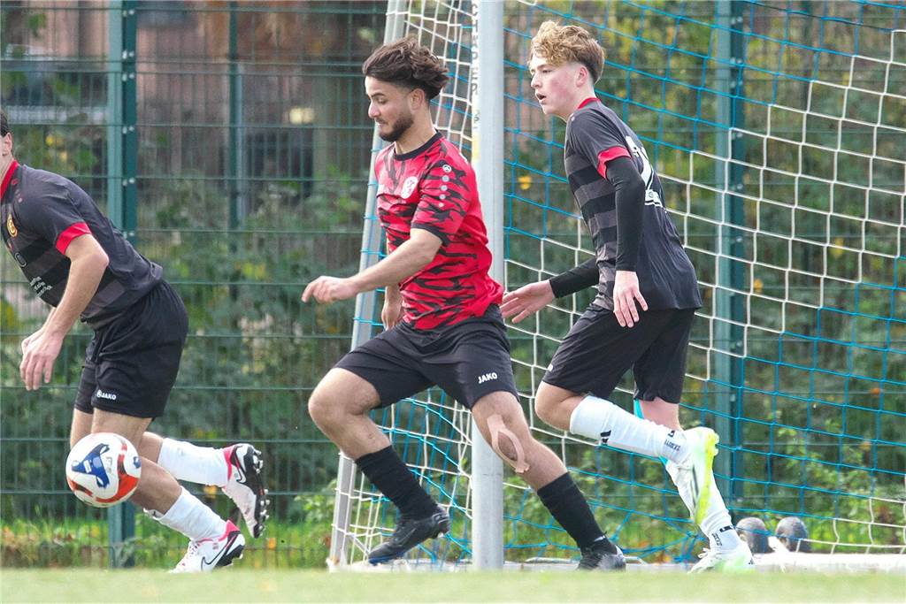 Im Duell der Ligakonkurrenten setzte sich die Spvgg. Erkenschwick überraschend deutlich gegen den SV Schermbeck durch. 4:0 stand es am Ende des Kreispokal-Finales der B-Junioren.