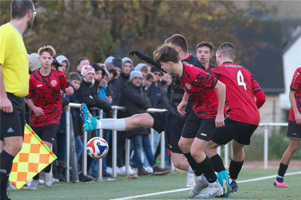 Im Duell der Ligakonkurrenten setzte sich die Spvgg. Erkenschwick überraschend deutlich gegen den SV Schermbeck durch. 4:0 stand es am Ende des Kreispokal-Finales der B-Junioren.