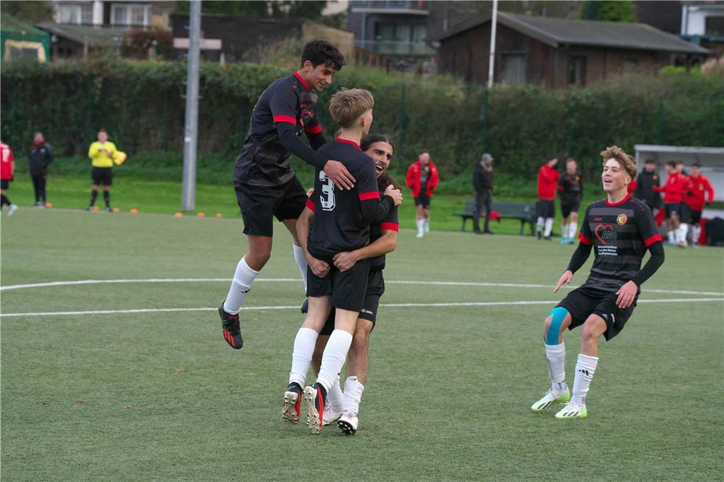 Im Duell der Ligakonkurrenten setzte sich die Spvgg. Erkenschwick überraschend deutlich gegen den SV Schermbeck durch. 4:0 stand es am Ende des Kreispokal-Finales der B-Junioren.