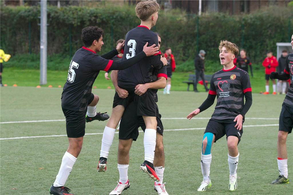 Im Duell der Ligakonkurrenten setzte sich die Spvgg. Erkenschwick überraschend deutlich gegen den SV Schermbeck durch. 4:0 stand es am Ende des Kreispokal-Finales der B-Junioren.
