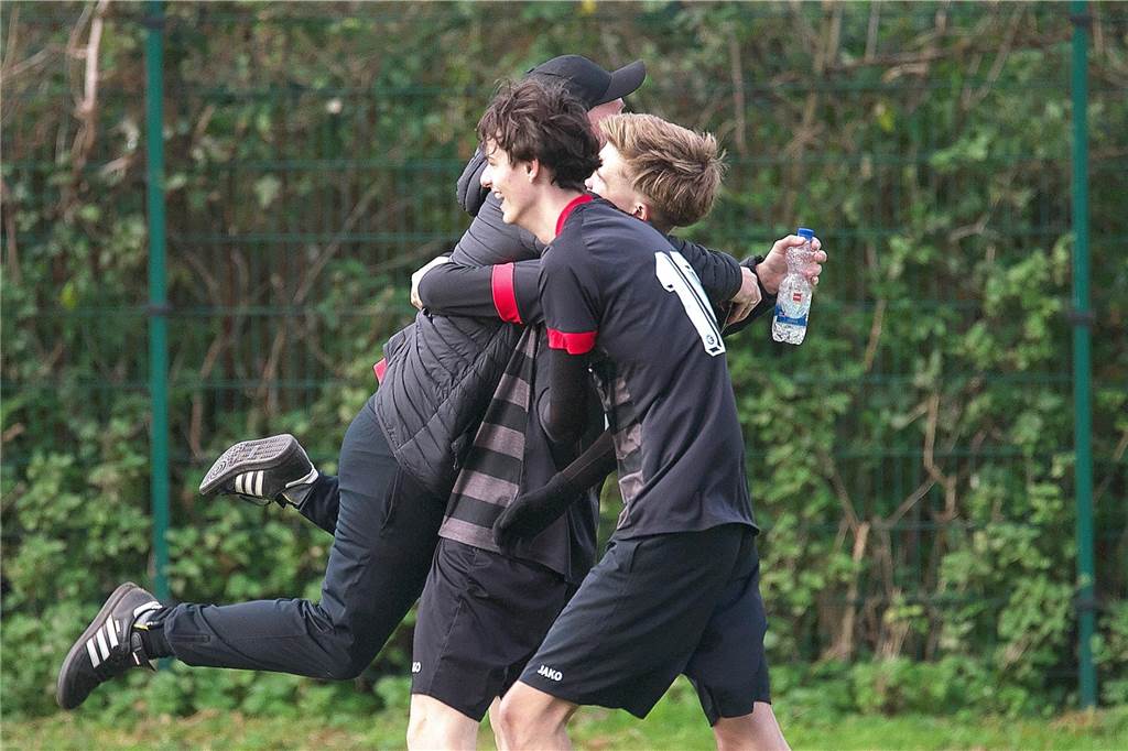 Im Duell der Ligakonkurrenten setzte sich die Spvgg. Erkenschwick überraschend deutlich gegen den SV Schermbeck durch. 4:0 stand es am Ende des Kreispokal-Finales der B-Junioren.