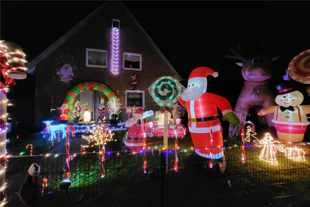 Familie Herrmann zeigt ihr Weihnachtshaus: „Jedes Jahr bombastischer“ Im Dunkeln leuchtet das Weihnachtshaus der Familie Herrmann.