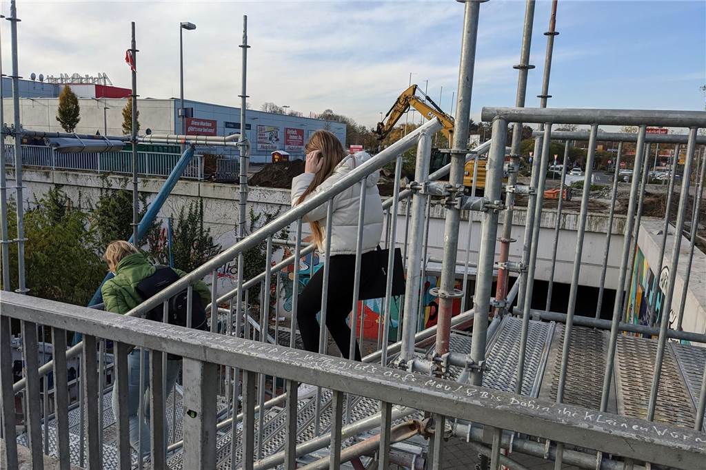 Großbaustelle am Bahnhof: Wann das Hindernis Treppenturm abgebaut wird Im ehemaligen stadtseitigen Tunnelbereich des Bahnhofs herrscht wieder emsiges Treiben.