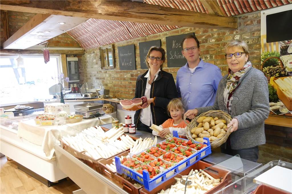 Spargel wird teurer: Landwirte müssen Ernte-Probleme an Kunden weitergeben Im eigenen Hofladen wird es bei Familie Bleckmann wieder ab dem 20. April Spargel geben.