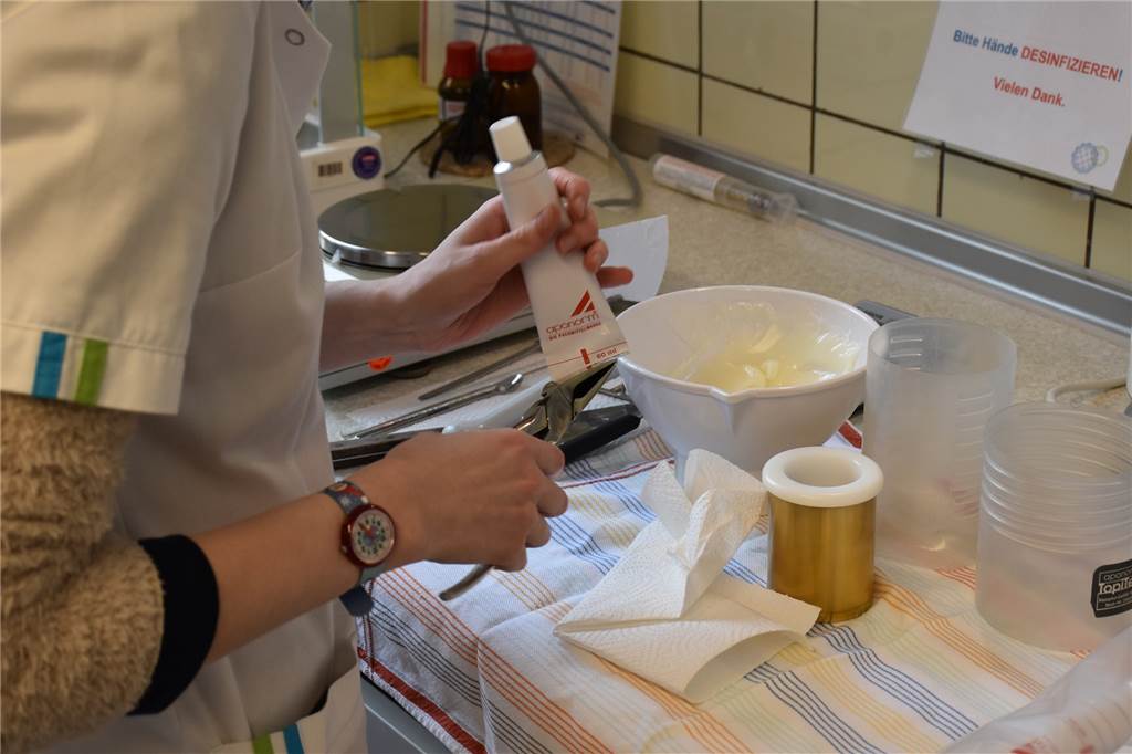 Feuerfester Raum mit Gefahrenschrank: Hinter den Kulissen der Apotheke Im eigenen Labor werden tagtäglich - je nach Bedarf - Medikamente, Salben und Tabletten hergestellt.