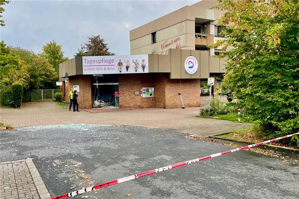 Tagespflege in Holzen lag in Trümmern: „Ich dachte, das war’s jetzt“ Im Eingang zur Tagespflege stand der Geldautomat. Darüber befinden sich Wohnungen.