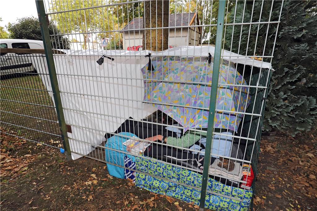 Obdachlose Frau am Westfriedhof in Unna lehnt jede Hilfe ab Im Eingangsbereich des Westfriedhofes vom Beethovenring aus hat die Frau ihr Übernachtungslager aufgeschlagen.