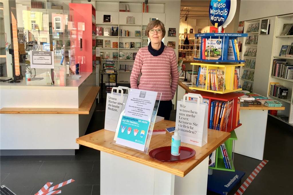 Buchhandlung kommt gestärkt durch die Krise Im Eingangsbereich gibt es Hinweise, Desinfektionsmittel und Wegweiser.