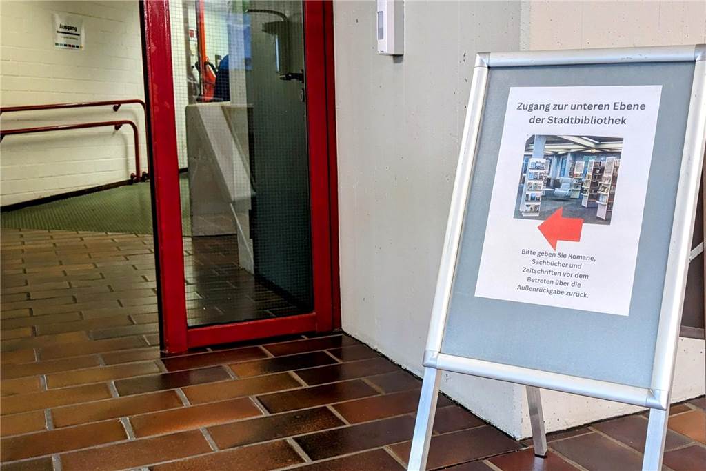 Stadtbibliothek in Dorsten hat weiteren barrierefreien Zugang Im Eingangsflur weist ein Schild auf das neue ebenerdige Angebot hin.