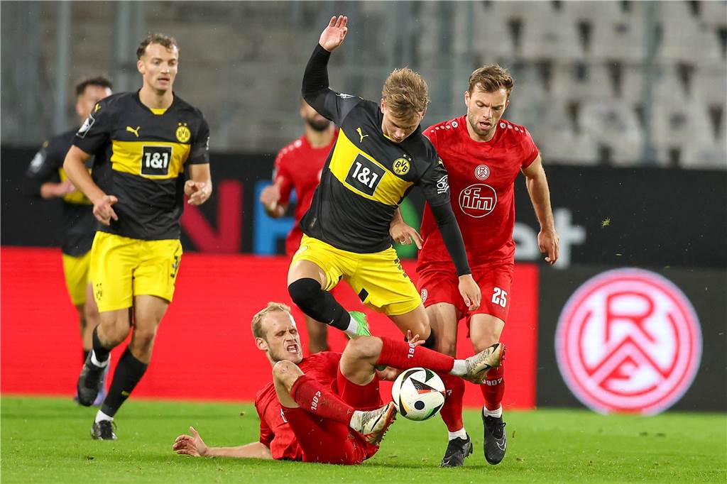 Cole Campbell führt einen Zweikampf um den Ball.