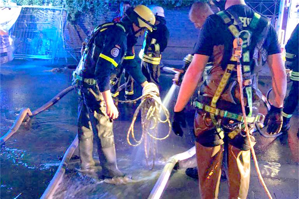 THW Ahaus rückt auch drei Wochen nach der Flut ins Hochwassergebiet aus Im Einsatz – unter Adrenalin – funktioniere man einfach. Erst danach kämen die Eindrücke ins Bewusstsein. "Dabei werden wir durch speziell ausgebildete Helfer begleitet", erklärt Stefan Wigger.