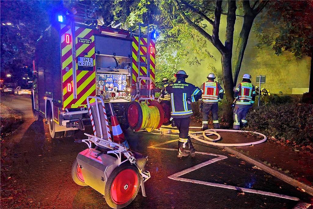 Mülltonne im Beckingshof brennt lichterloh: Polizei geht von Brandstiftung aus Im Einsatz waren 15 Einsatzkräfte mit vier Fahrzeugen.