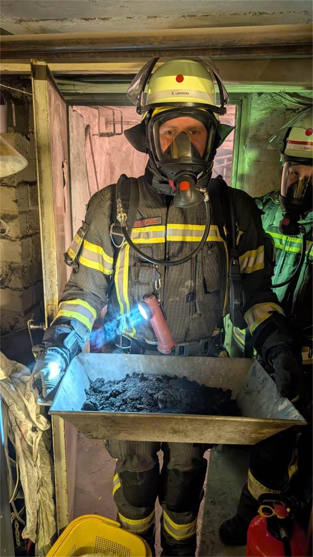 Kaminbrand ruft Feuerwehr Werne auf den Plan: Kleine Ursache - größere Wirkung Im Einsatz waren 23 Einsatzkräfte mit fünf Fahrzeugen, der Rettungsdienst und die Polizei.