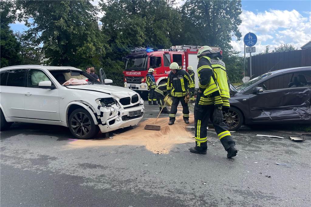 Zwei Autos zusammengestoßen: Schon wieder Unfall an Lützow-Kreuzung Im Einsatz waren am Mittwochnachmittag drei Rettungswagen, die Polizei, ein Notarzt und die Feuerwehren aus Olfen und Vinnum.