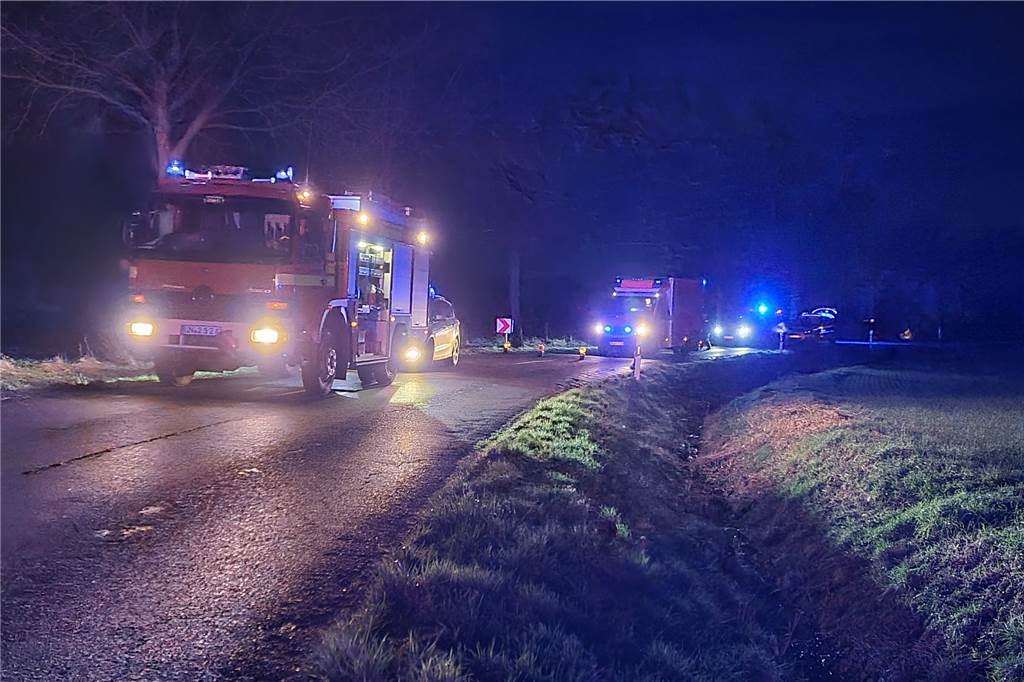 Werne: Alkoholisierter Autofahrer kollidiert mit Baum - 2 Personen verletzt Im Einsatz waren neben 12 Kräften der Feuerwehr auch die Polizei sowie der Rettungsdienst.