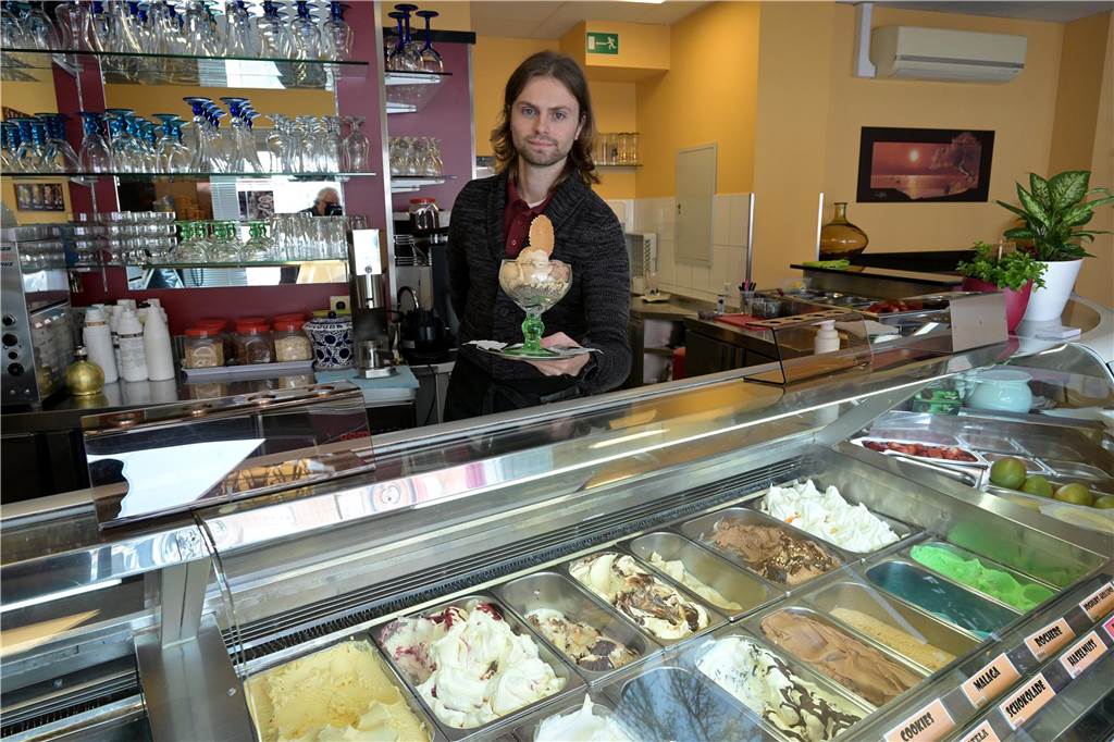 Regenwetter trifft Eis-Cafés: Ordentliche Saison, aber nicht so gut wie 2022 Im Eis-Café "San Remo" in Nordkirchen ist man bei dem schlechten Wetter froh über seinen Innenbereich.