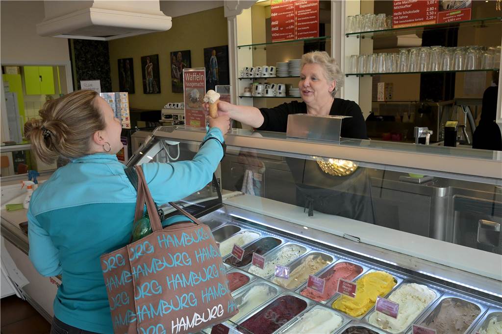 Soviel teurer ist die Kugel Eis: Eissaison in Nordkirchen gestartet Im Eiscafé Pallina in Nordkirchen gehen schon einige Eiskugeln über die Theke.