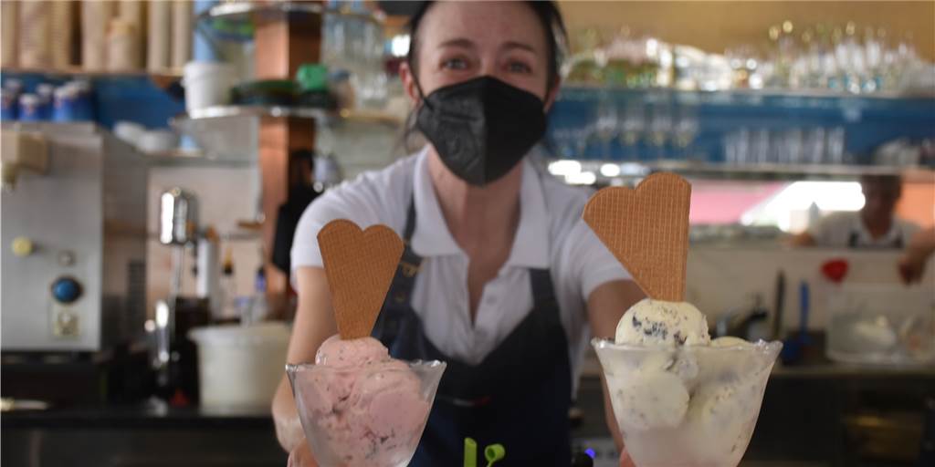 Erfrischung bei Hitze: Eisdielen in Werne erhöhen die Preise Frau mit Eisbechern