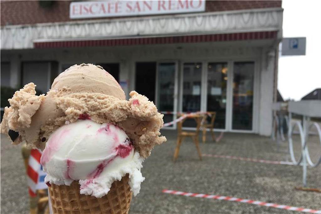 Zu sehen ist eine Kinderhand, die ein Waffeleis hält.