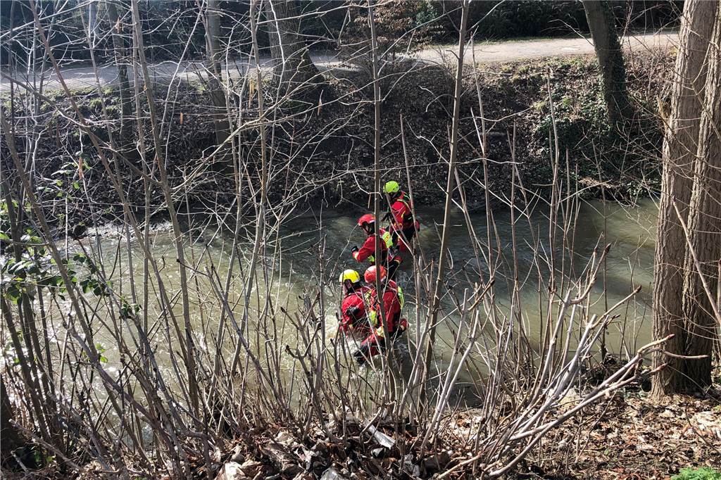 Auch nach einem Jahr keine Spur von Ingo H. nach Sturz in die Horne Im eiskalten Wasser der Horne suchten DLRG-Strömungsretter damals nach dem vermissten 59-jährigen Werner.