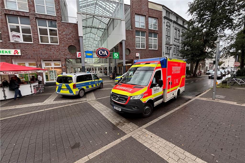 Mann beißt im Kaufland zu – Mitarbeiter mit Rettungswagen abgefahren Im EKZ Widumer Platz war am Dienstagnachmittag reichlich Kundenverkehr. Bei Kaufland eskalierte eine Situation zwischen einem Kunden und einem Mitarbeiter.