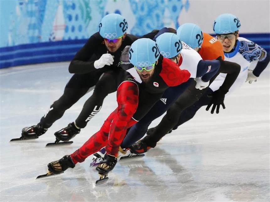 Kanadier Hamelin Sieger im Shorttrack über 1500 Meter Im entscheidenden Moment übernimmt Charles Hamelin die Führungspoition. Foto: Barbara Walton