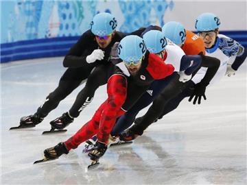 Im entscheidenden Moment übernimmt Charles Hamelin die Führungspoition. Foto: Barbara Walton
