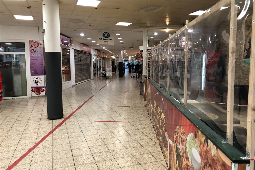 Real-Markt in Dortmund schließt: „Sehe ein bisschen schwarz für Eving“ Im Erdgeschoss befinden sich viele kleinere Geschäfte, von denen in Corona-Zeiten viele geschlossen sind. Das Kundenaufkommen hält sich entsprechend in Grenzen