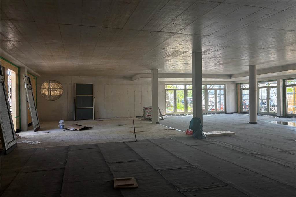 OGS feiert Richtfest: Acht-Millionen-Projekt soll im Herbst fertig sein Die OGS befindet sich im Rohbau. Fenster erleuchten die dreckige Baustelle.