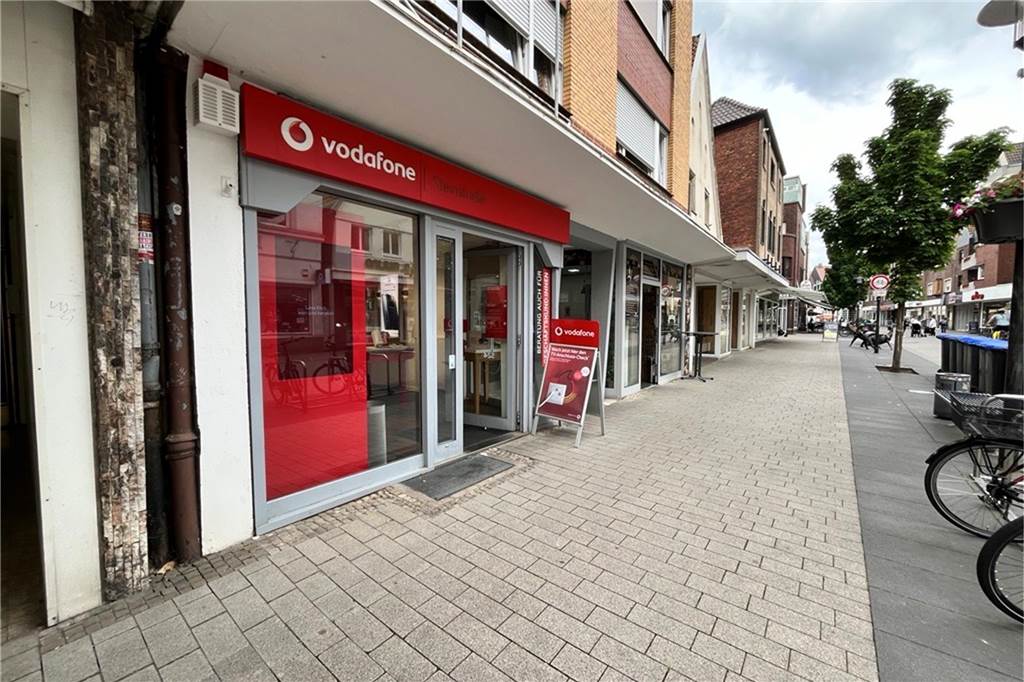 Sechs Wohnungen und zwei Geschäfte: Steinstraße 24 wird verkauft Im Erdgeschoss des Hauses befinden sich der Vodafone-Laden und ein Barber-Shop.