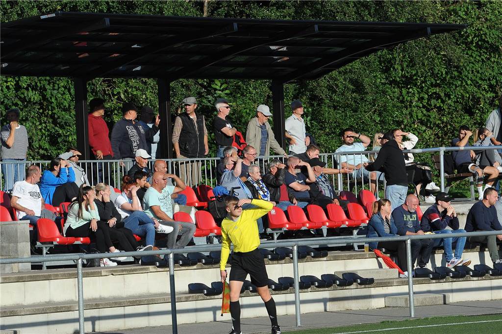 Im ersten Halbfinale der 40. Schwerter Fußball-Stadtmeisterschaft hat der Geisecker SV gegen den VfB Westhofen mit 3:0 gewonnen.