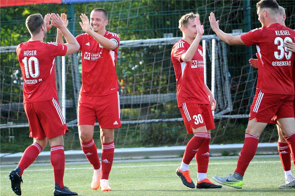 Im ersten Halbfinale der 40. Schwerter Fußball-Stadtmeisterschaft hat der Geisecker SV gegen den VfB Westhofen mit 3:0 gewonnen.