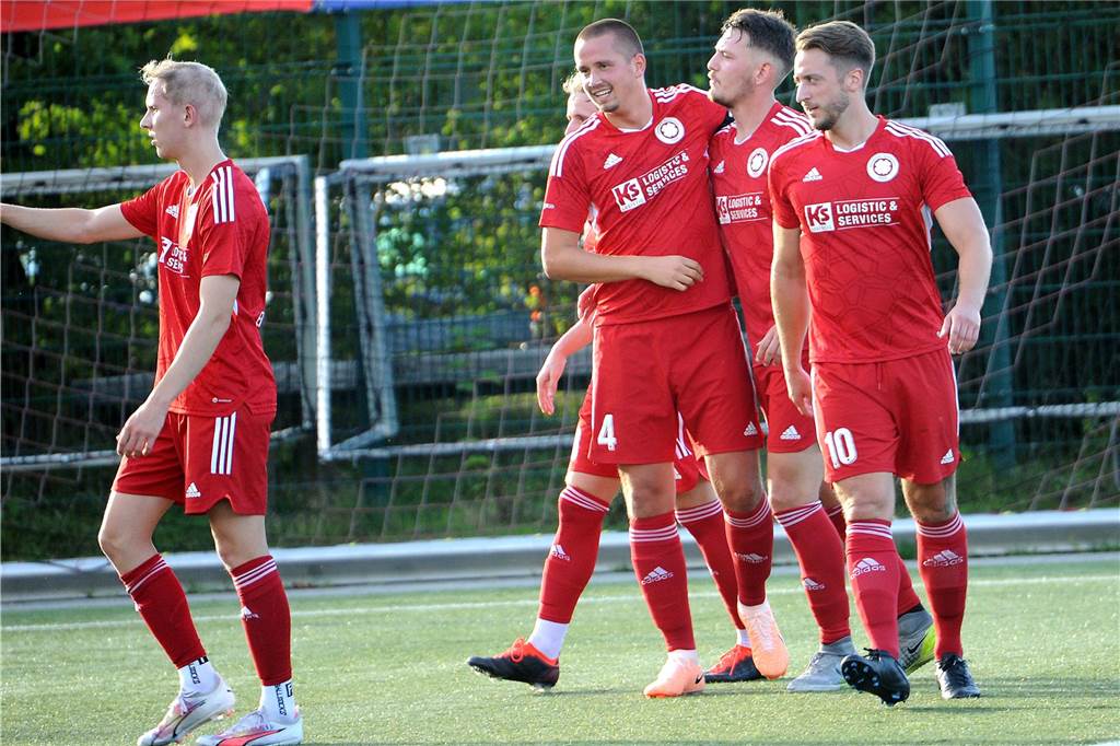 Im ersten Halbfinale der 40. Schwerter Fußball-Stadtmeisterschaft hat der Geisecker SV gegen den VfB Westhofen mit 3:0 gewonnen.