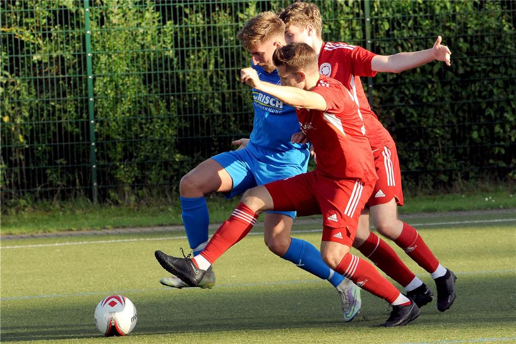 Im ersten Halbfinale der 40. Schwerter Fußball-Stadtmeisterschaft hat der Geisecker SV gegen den VfB Westhofen mit 3:0 gewonnen.