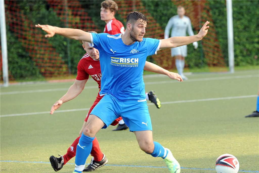 Im ersten Halbfinale der 40. Schwerter Fußball-Stadtmeisterschaft hat der Geisecker SV gegen den VfB Westhofen mit 3:0 gewonnen.