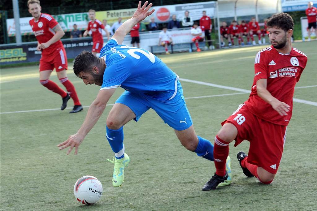 Im ersten Halbfinale der 40. Schwerter Fußball-Stadtmeisterschaft hat der Geisecker SV gegen den VfB Westhofen mit 3:0 gewonnen.