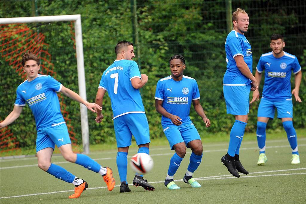 Im ersten Halbfinale der 40. Schwerter Fußball-Stadtmeisterschaft hat der Geisecker SV gegen den VfB Westhofen mit 3:0 gewonnen.