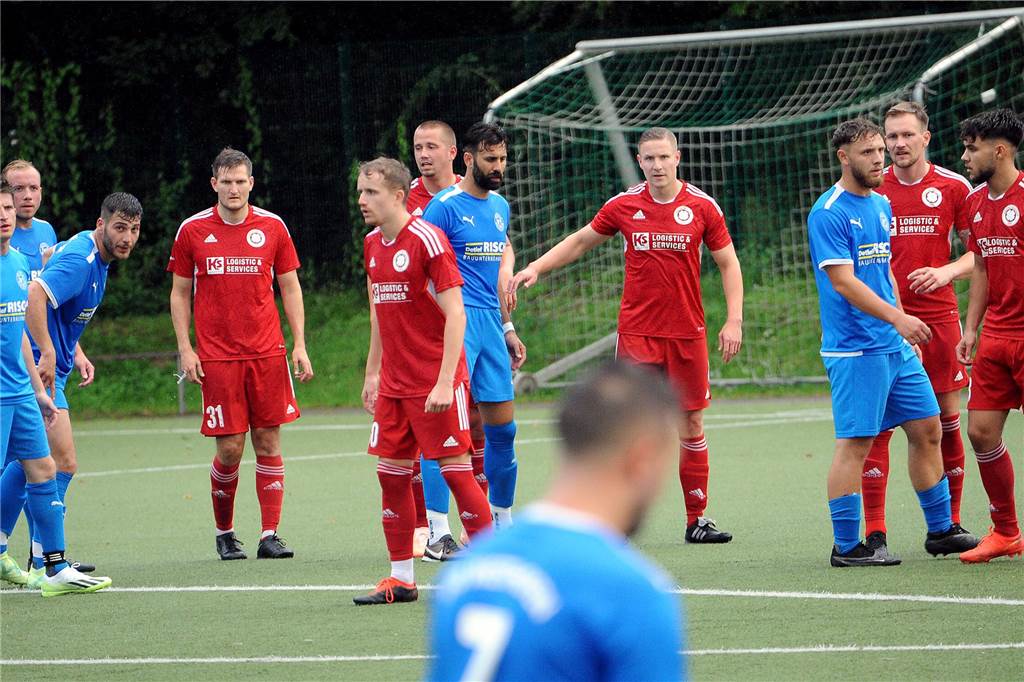 Im ersten Halbfinale der 40. Schwerter Fußball-Stadtmeisterschaft hat der Geisecker SV gegen den VfB Westhofen mit 3:0 gewonnen.