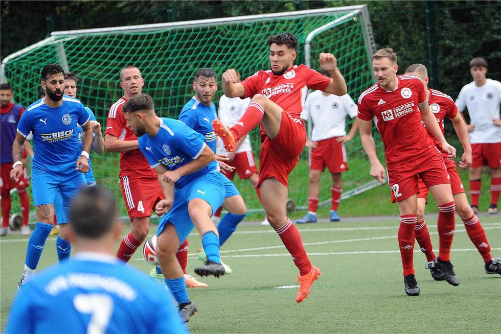 Im ersten Halbfinale der 40. Schwerter Fußball-Stadtmeisterschaft hat der Geisecker SV gegen den VfB Westhofen mit 3:0 gewonnen.