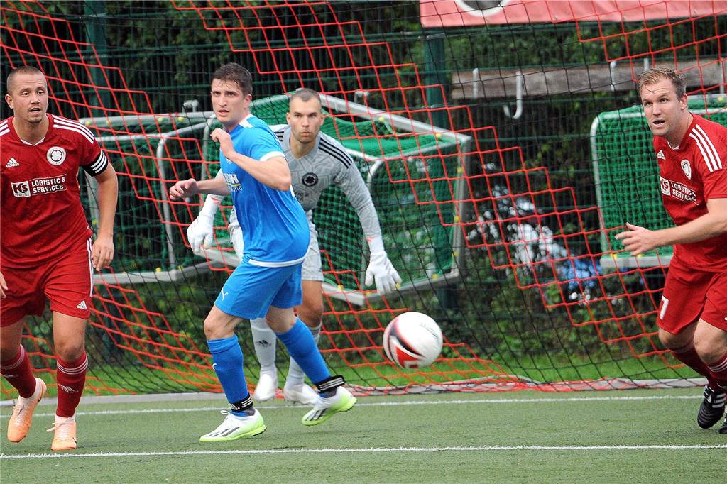 Im ersten Halbfinale der 40. Schwerter Fußball-Stadtmeisterschaft hat der Geisecker SV gegen den VfB Westhofen mit 3:0 gewonnen.