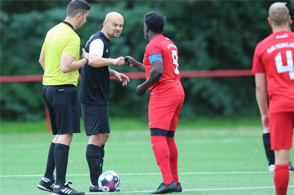 So sind die Castrop-Rauxeler Fußballspiele ausgegangen - alle Torschützen auf einen Blick Im ersten Kreisliga-A-Derby der Saison 2020/21 standen sich der SuS Merklinde (r/mit Kapitän Matondo Mbunga) und der VfB Habinghorst (Mitte/Matthias Gorzolnik) gegenüber.