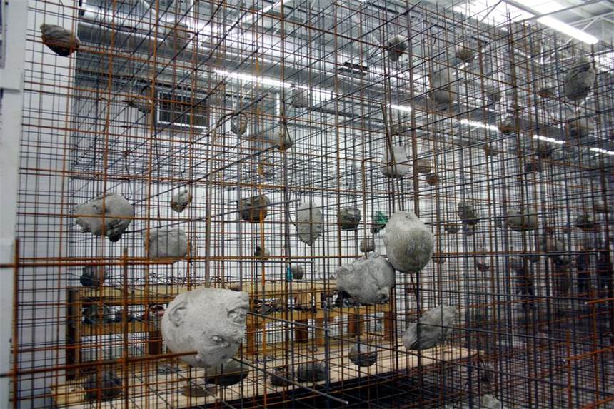 Kabinett der Betonköpfe Im ersten Moment denkt der Betrachter, Steine steckten im Metallgitter. Doch dann erkennt man die Beton-Abgüsse von Halloween-Masken.