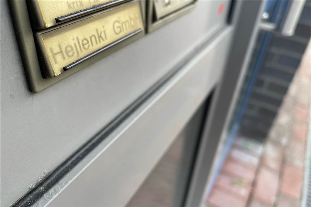Stylishes Kinder-Mode-Label eröffnet bald seinen ersten Store – in Ickern Im ersten Obergeschoss des Gebäude ist schon das Lager von Hejlenki, wie das Klingelschild an der Tür offenbart. Nun geht es ins Ladenlokal direkt daneben.