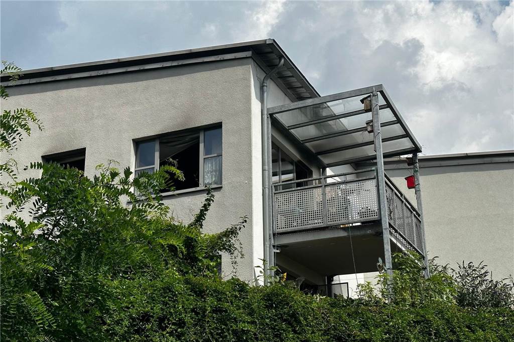 Feuerwehr löscht Brand in Mehrfamilienhaus: Unfall auf Weg zum Einsatz Im ersten Obergeschoss des Mehrfamilienhaus auf dem Glashütten-Gelände brannte die Küche.