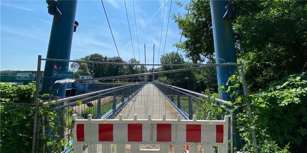 Mehr als drei Millionen: Neue „Blaue Brücke“ am Halterner Walzenwehr wird teurer Im ersten Quartal 2023 soll die seit vielen Monaten gesperrte Steverbrücke - auch Blaue Brücke genannt - abgerissen werden. Sie hat einst 475.000 Euro gekostet und war als Unikat in einem Bremer Unternehmen gebaut worden.